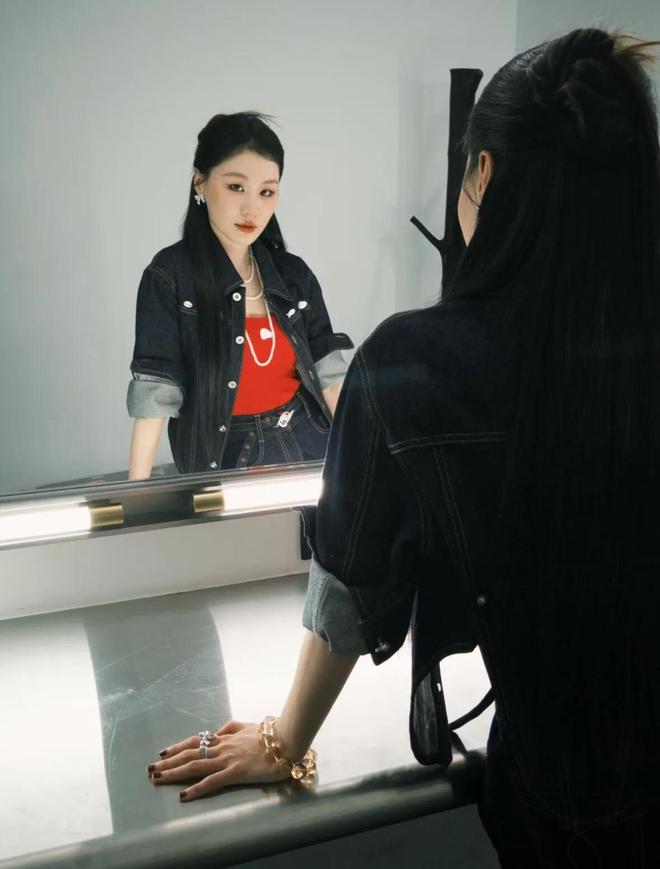 红色吊带身材生了孩子后她闪闪发光pg电子