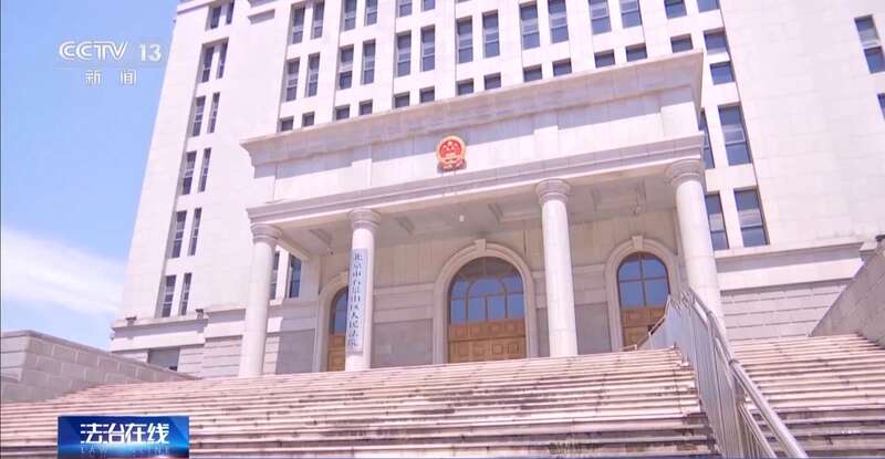 洗墩布被辞退 法院：支持！儿童安全重于一切pg电子免费模拟器一名厨工在幼儿园洗碗池里(图2)